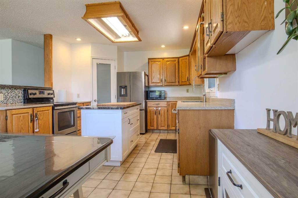 5936 Madigan Drive NE, Calgary — photo 5 of 50