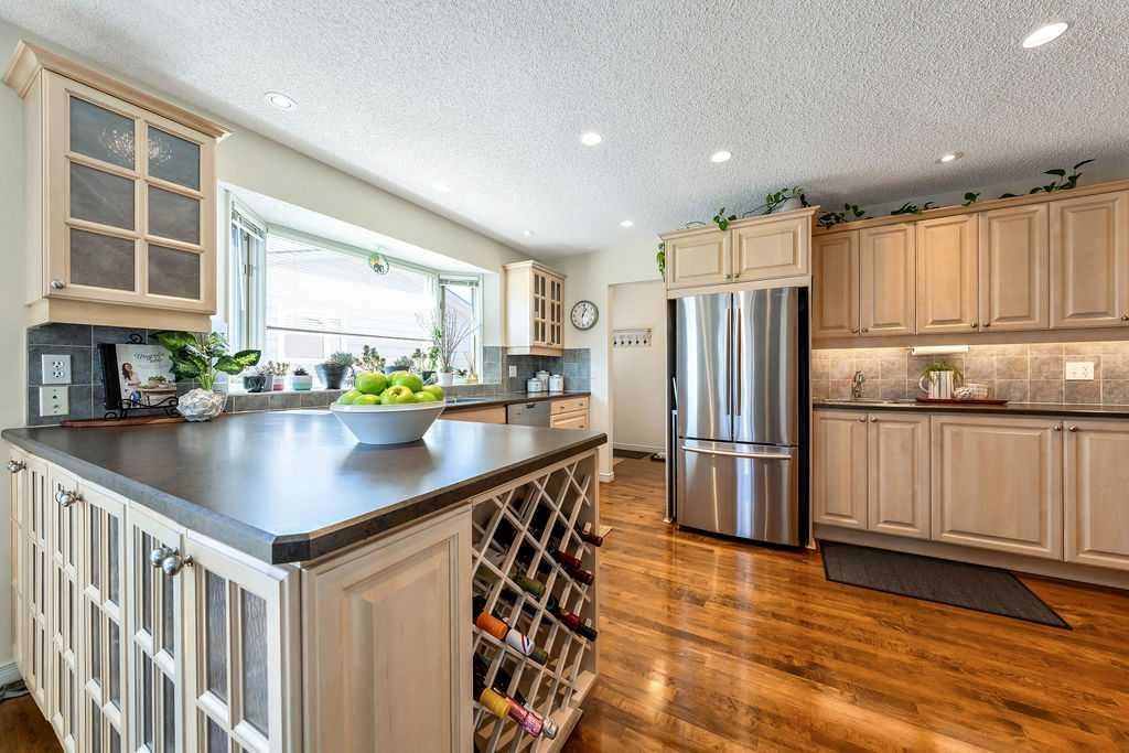 59 Strathcona Close SW, Calgary — photo 5 of 45
