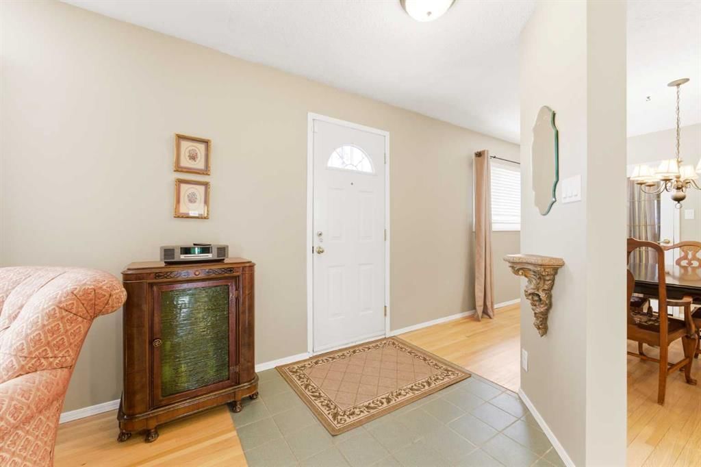 803 Seattle Drive SW, Calgary — photo 3 of 46