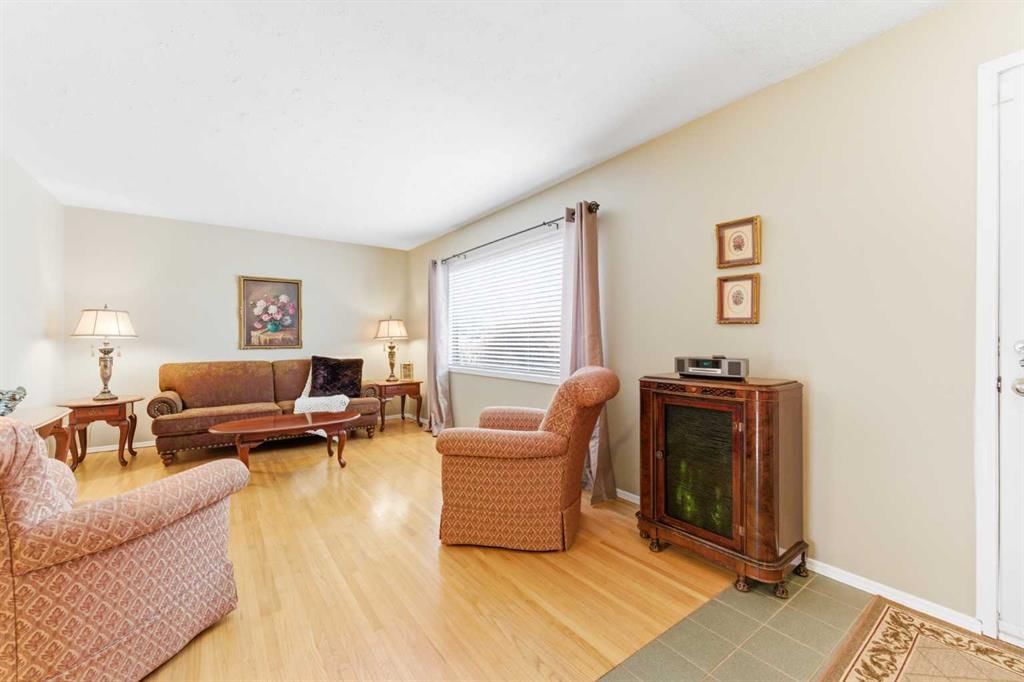 803 Seattle Drive SW, Calgary — photo 4 of 46