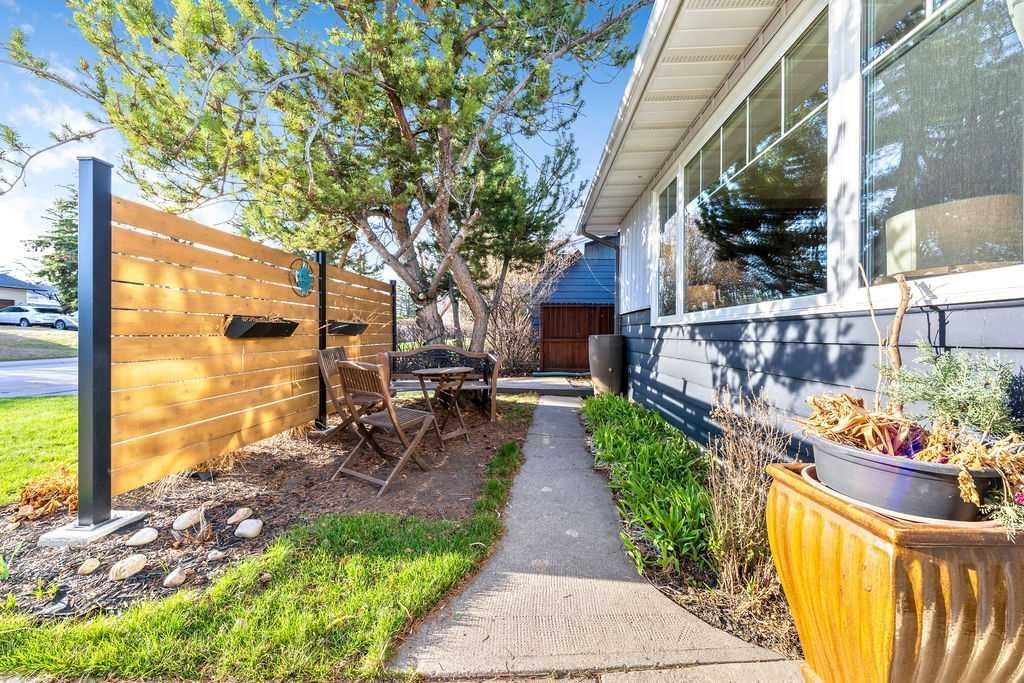 2008 Georgia Street SW, Calgary — photo 4 of 50