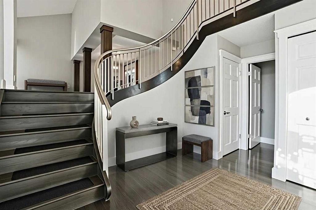 311 Coach Light Bay SW, Calgary — photo 4 of 38