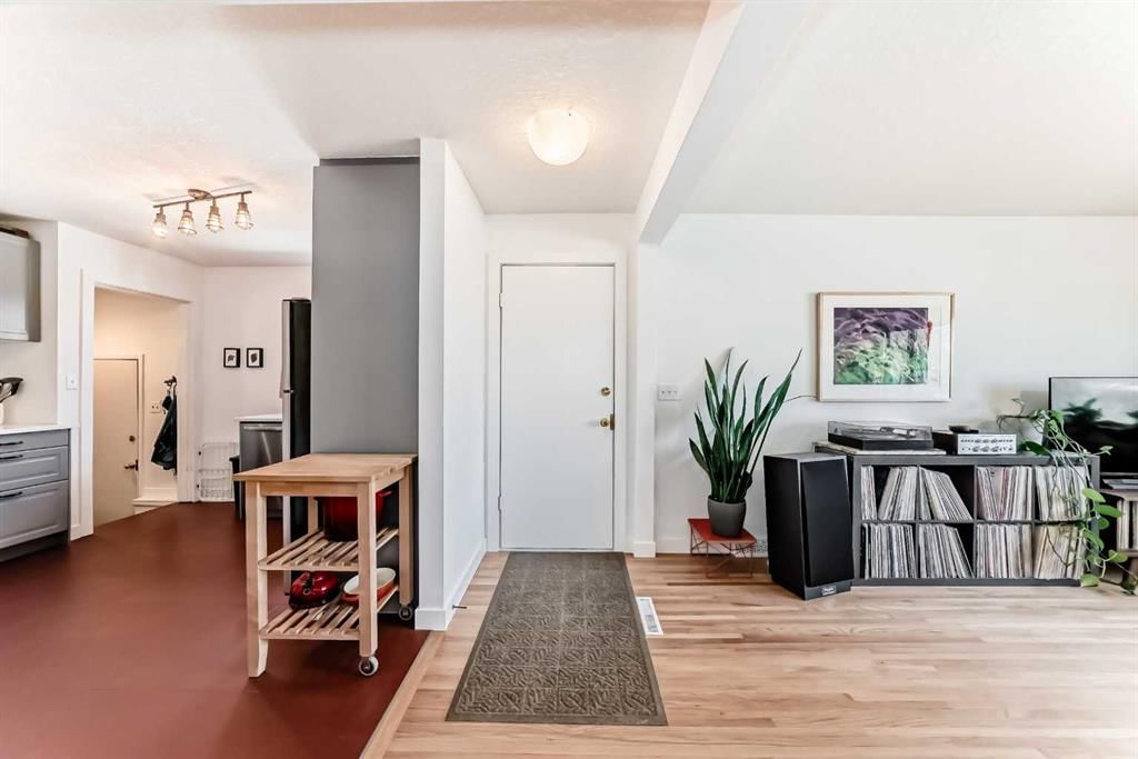2709 16A Street NW, Calgary — photo 4 of 48