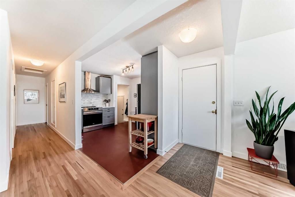 2709 16A Street NW, Calgary — photo 5 of 48