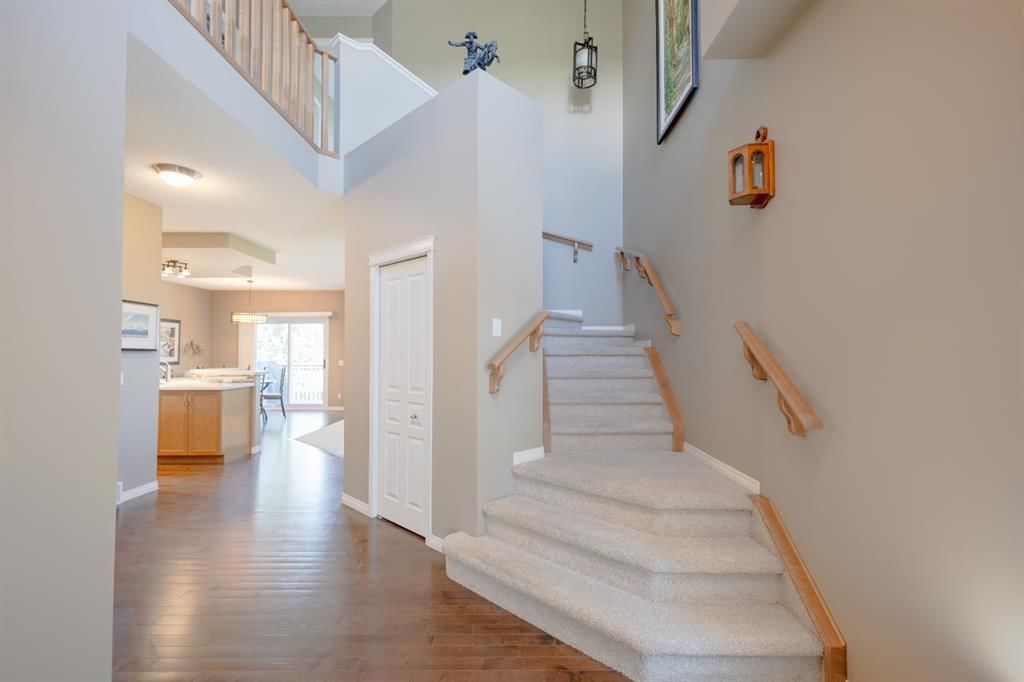 74 Valley Crest Rise NW, Calgary — photo 5 of 36