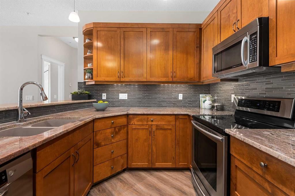 7204, 14 Hemlock Crescent SW, Calgary — photo 5 of 29