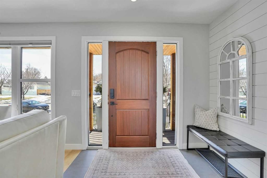 34 Malibou Road SW, Calgary — photo 5 of 49