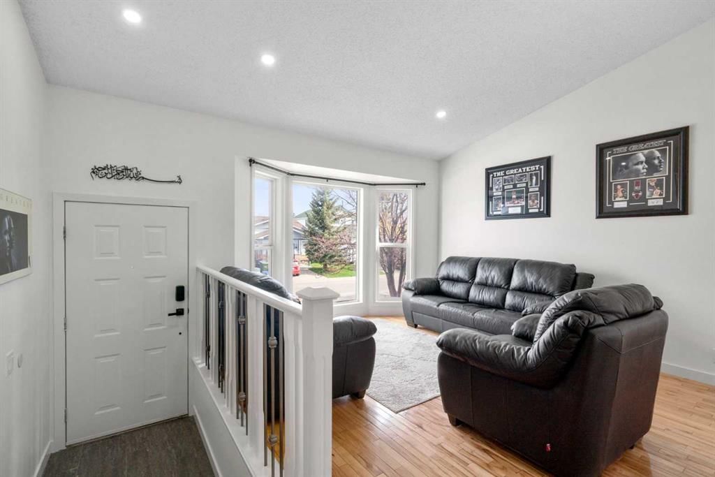 107 Cedargrove Way SW, Calgary — photo 2 of 50