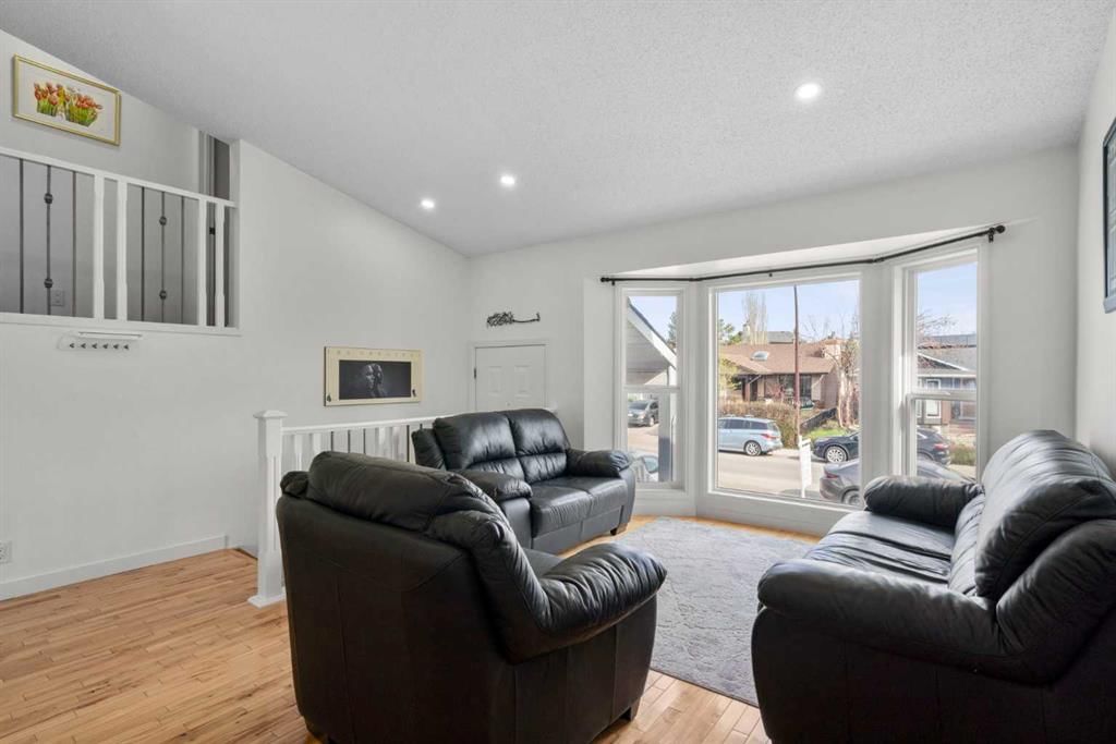 107 Cedargrove Way SW, Calgary — photo 5 of 50