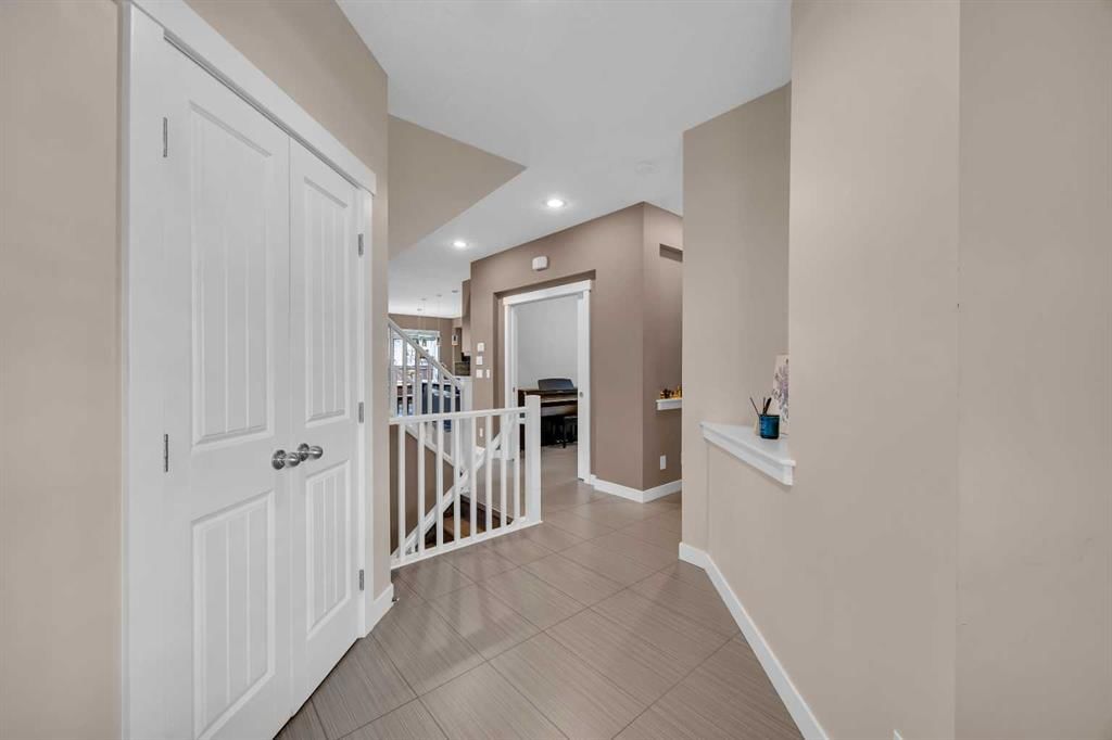 131 Sherwood Street NW, Calgary — photo 3 of 50