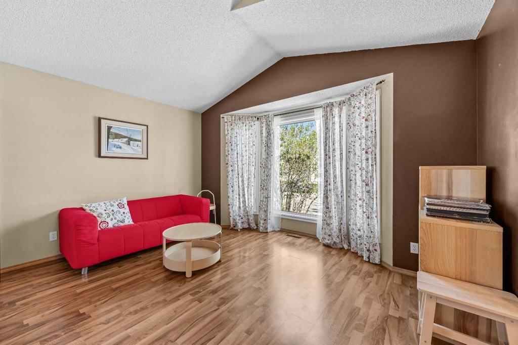 316 Coventry Close NE, Calgary — photo 4 of 38