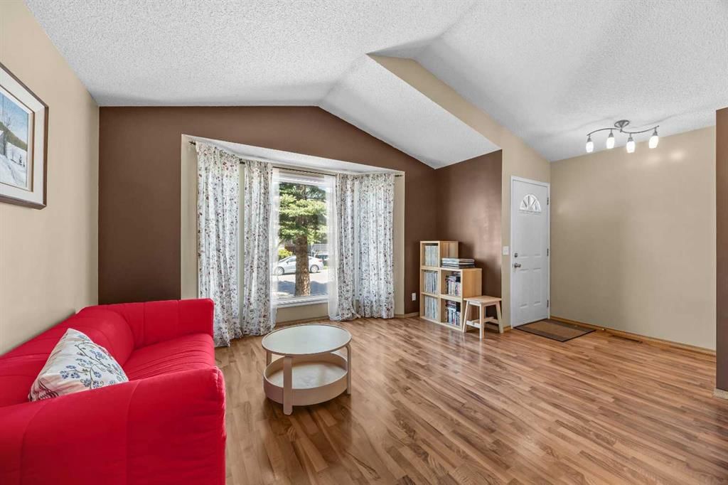 316 Coventry Close NE, Calgary — photo 5 of 38