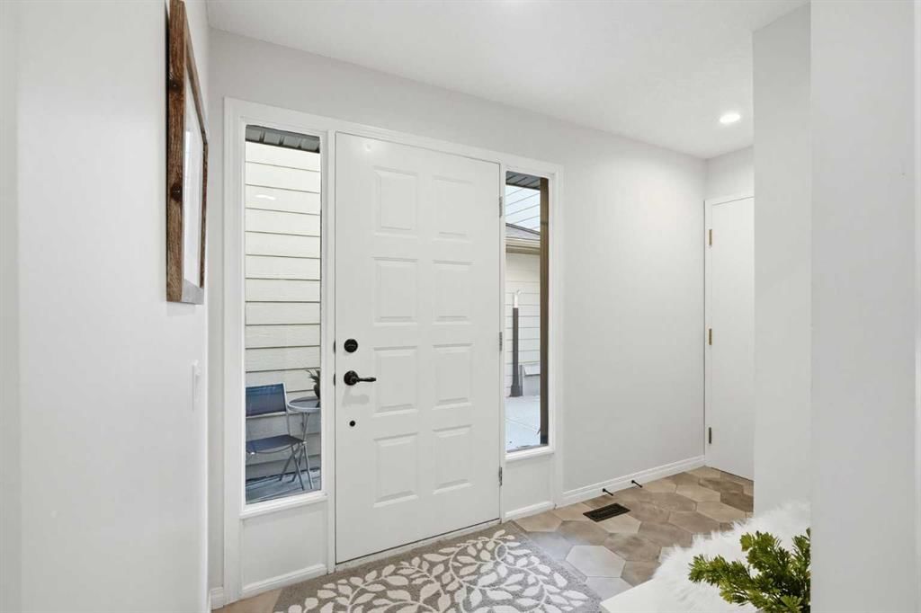 12, 185 Woodridge Drive SW, Calgary — photo 4 of 36