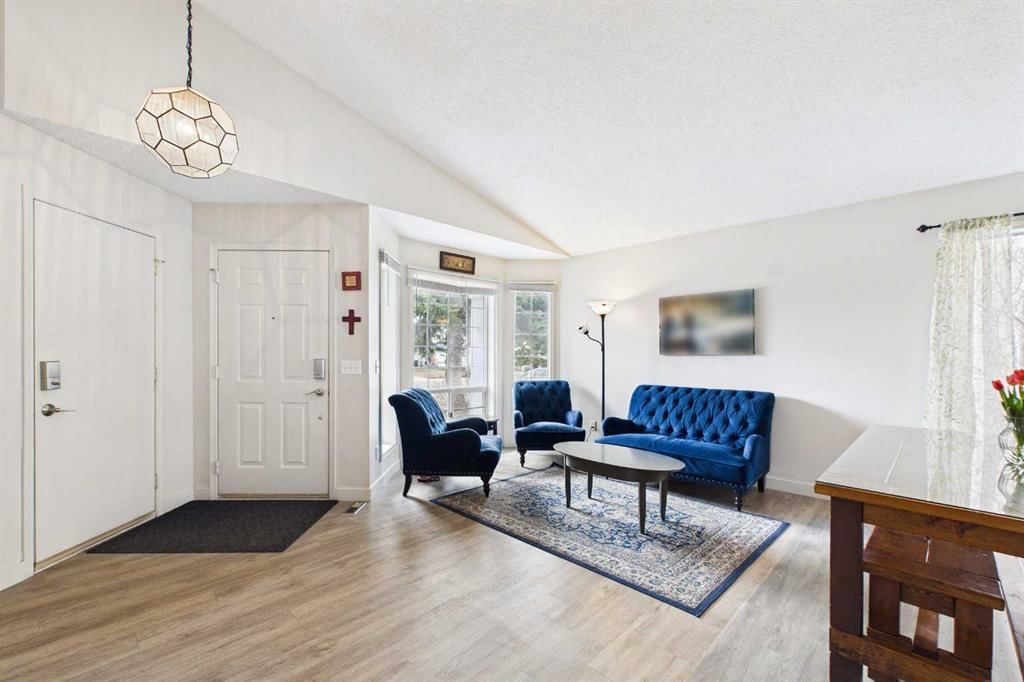 14 Citadel Drive NW, Calgary — photo 3 of 33