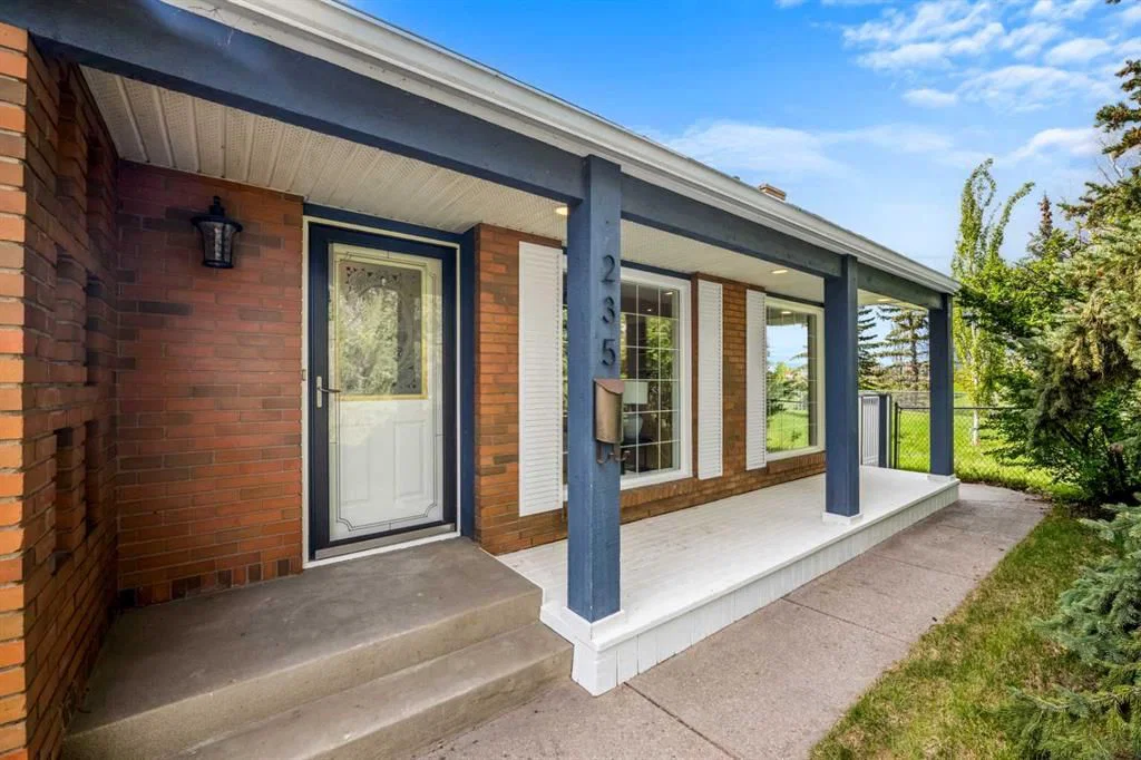 235 Lake Rosen Crescent SE, Calgary — photo 3 of 50