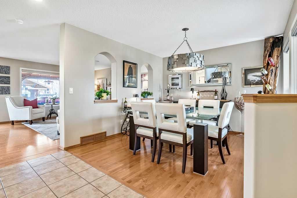 11 Cougarstone Park SW, Calgary — photo 4 of 47