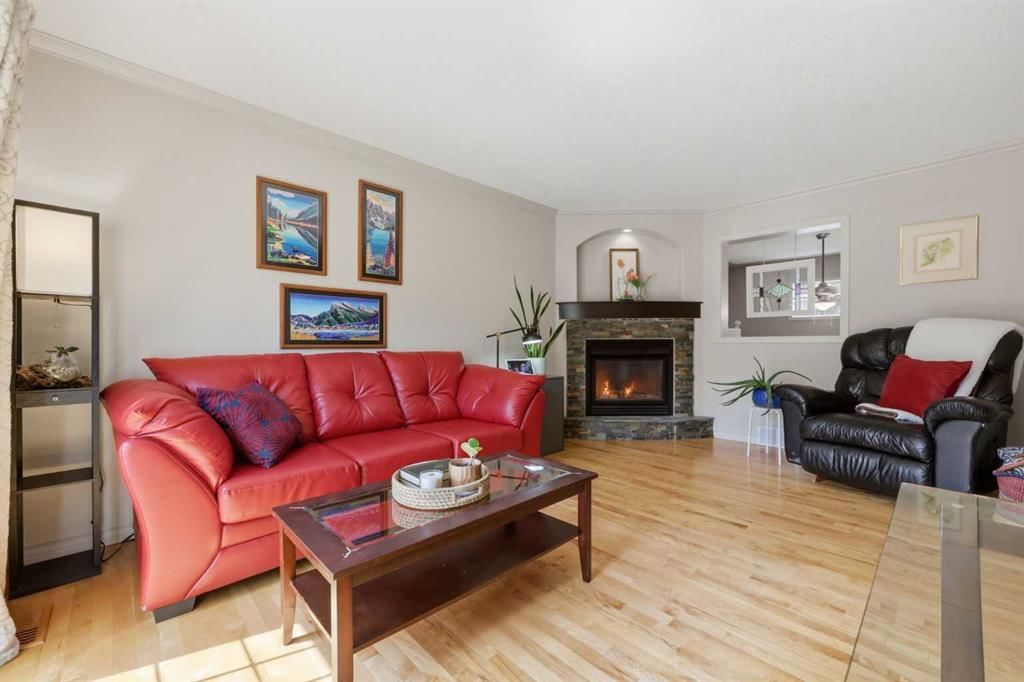 302 Inglewood Grove SE, Calgary — photo 3 of 37