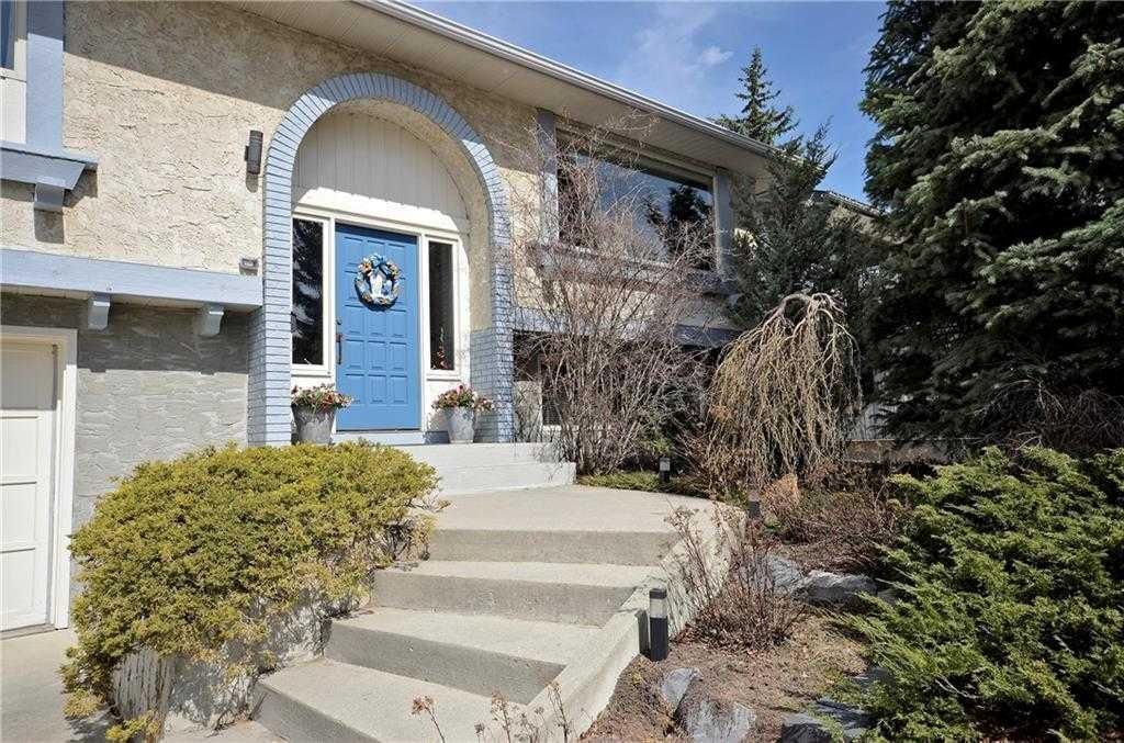 208 DALCASTLE Court NW, Calgary — photo 3 of 44