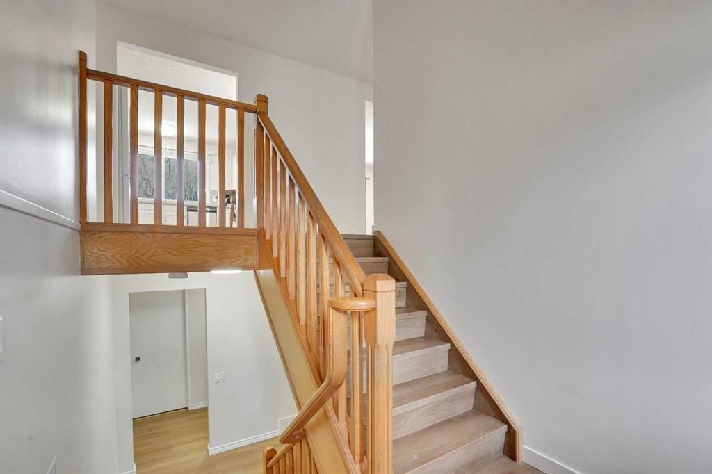 208 DALCASTLE Court NW, Calgary — photo 4 of 44