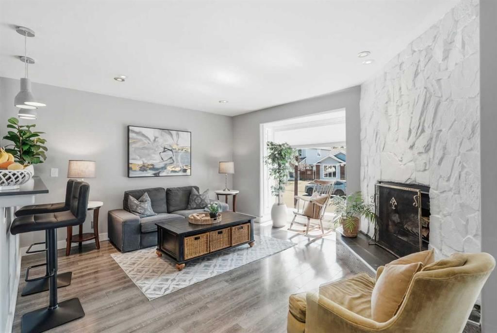 72 Woodview Court SW, Calgary — photo 3 of 37