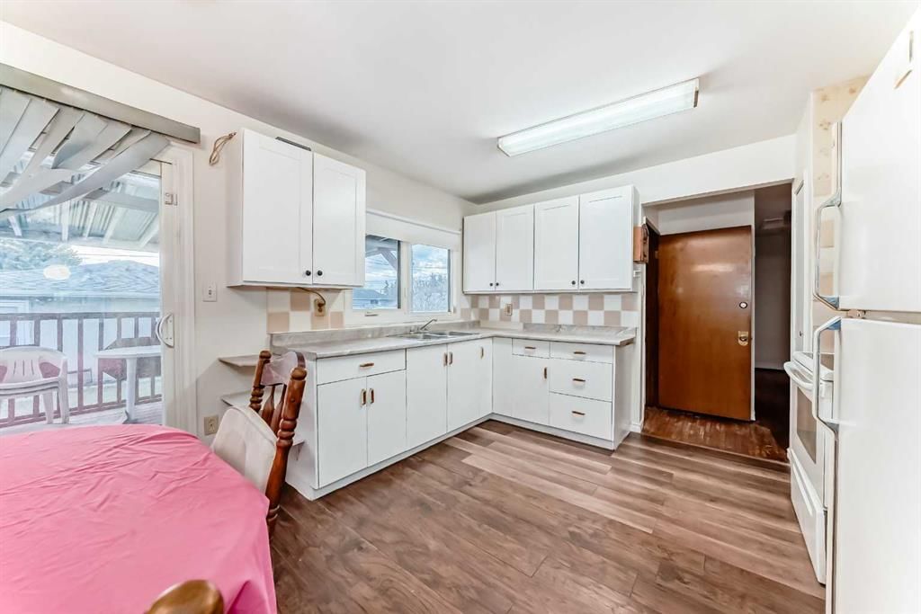 1527 49 Street SE, Calgary — photo 3 of 35