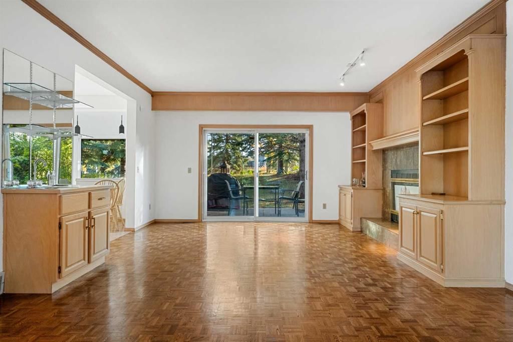 907 Shawnee Drive SW, Calgary — photo 5 of 48
