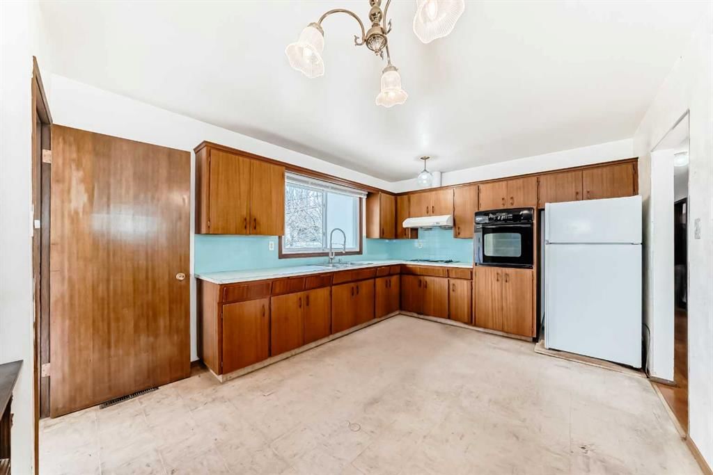 8623 Alanwood Street SE, Calgary — photo 4 of 35