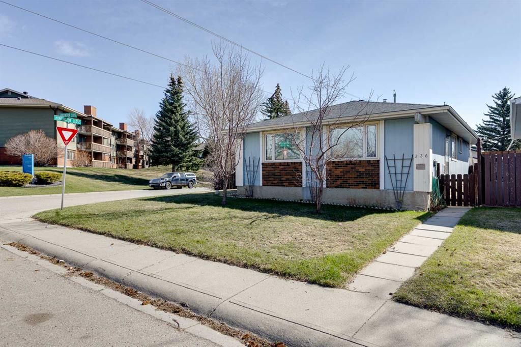 226 Huntington Close NE, Calgary — main listing photo