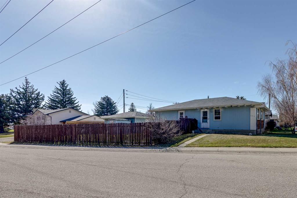 226 Huntington Close NE, Calgary — photo 2 of 37