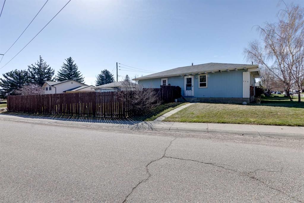 226 Huntington Close NE, Calgary — photo 3 of 37
