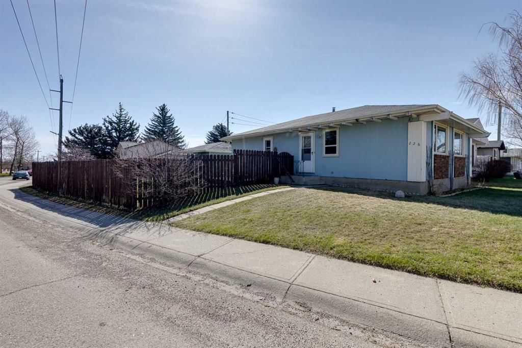 226 Huntington Close NE, Calgary — photo 4 of 37