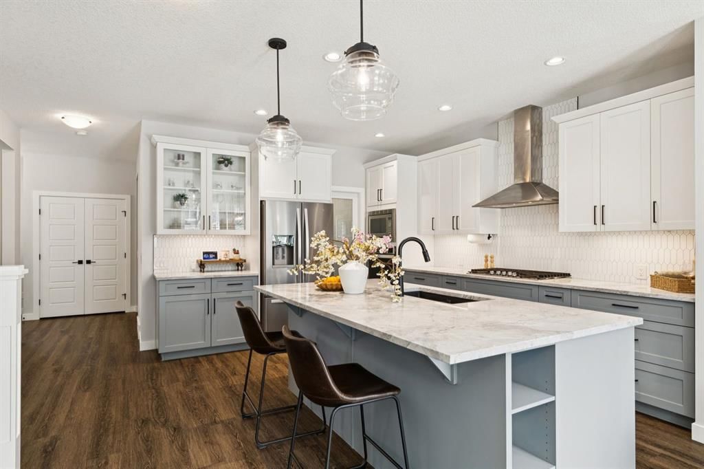36 Crestbrook Link SW, Calgary — photo 5 of 49