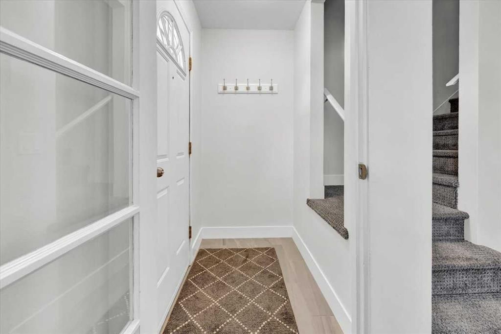 674 Regal Park NE, Calgary — photo 5 of 40