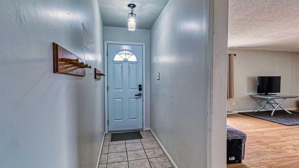5924 Bow Crescent NW, Calgary — photo 5 of 50