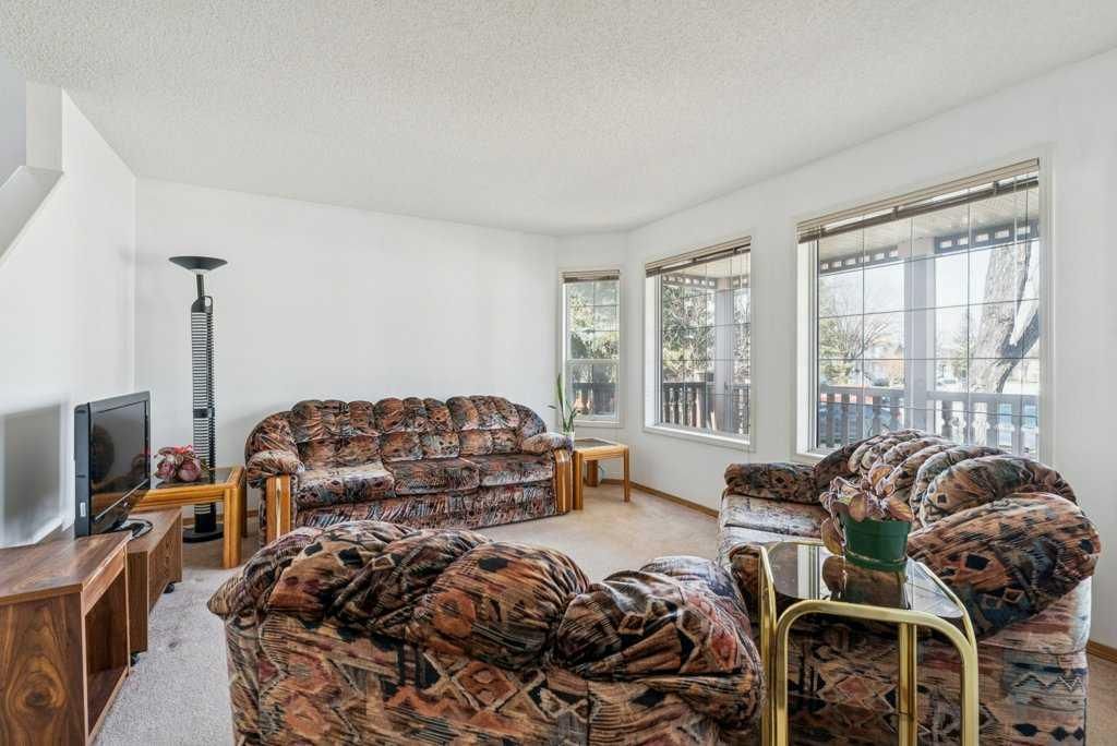52 Martinglen Mews NE, Calgary — photo 4 of 30