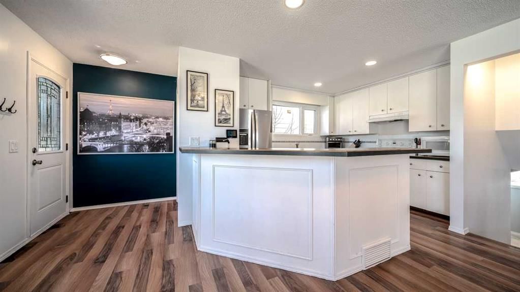 888 Mckenzie Drive SE, Calgary — photo 3 of 33