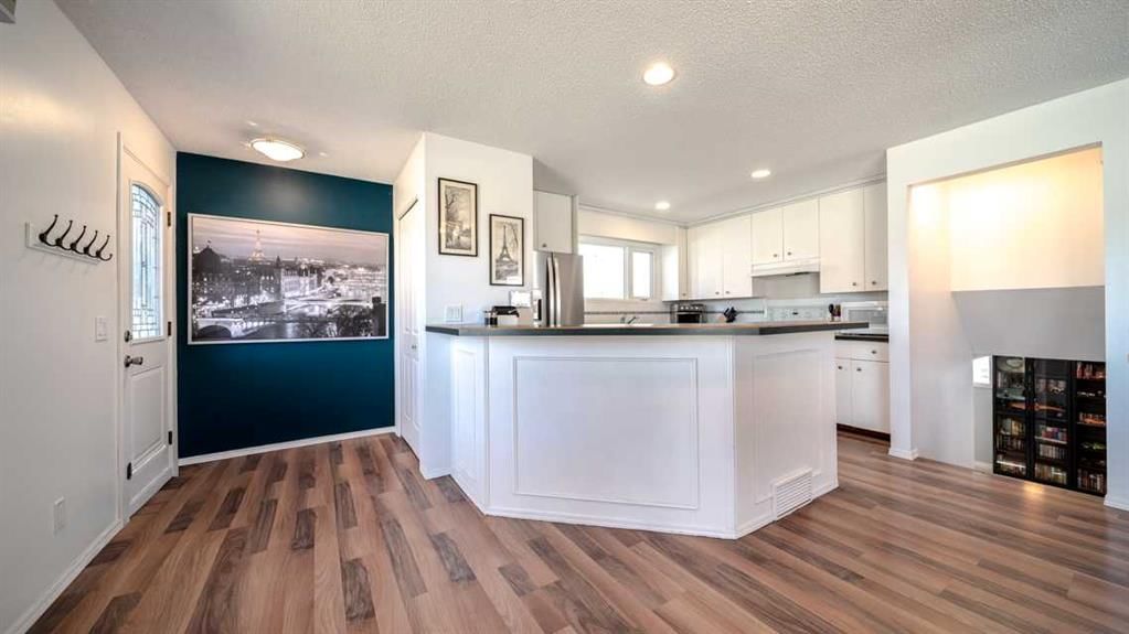 888 Mckenzie Drive SE, Calgary — photo 4 of 33
