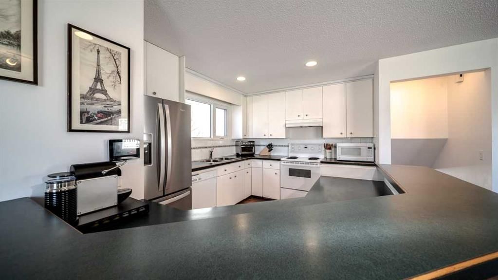 888 Mckenzie Drive SE, Calgary — photo 5 of 33