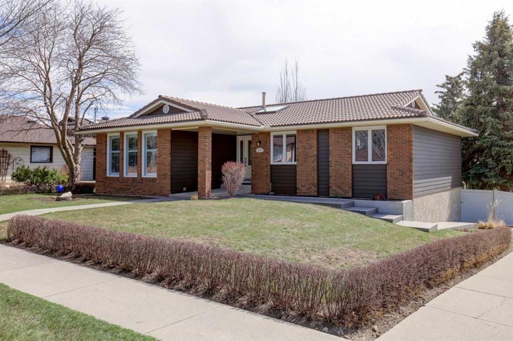 1304 Norfolk Drive NW, Calgary — main listing photo