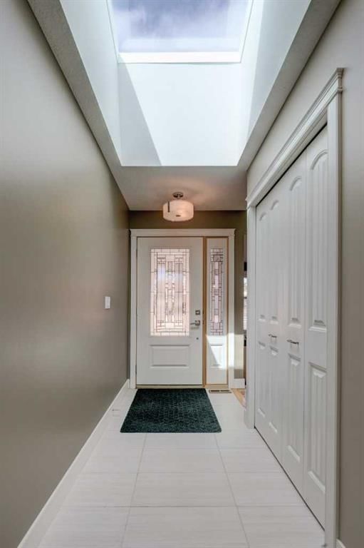 1304 Norfolk Drive NW, Calgary — photo 3 of 46