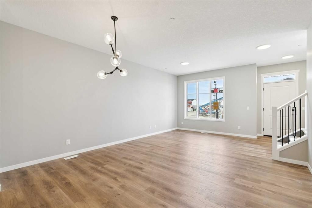 537 Hotchkiss Drive SE, Calgary — photo 2 of 19