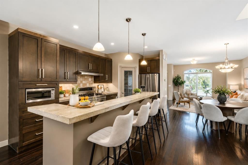 409 19 Avenue NE, Calgary — main listing photo