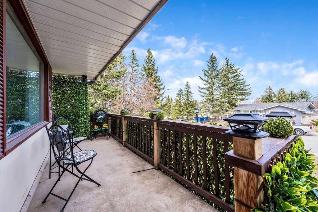 1441 Hunterbrook Road NW, Calgary — photo 3 of 42