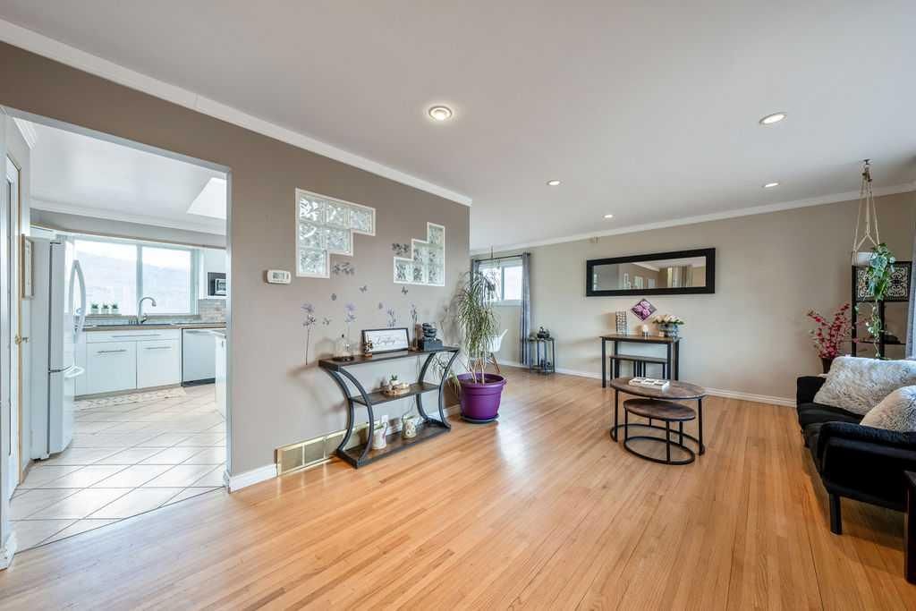 1441 Hunterbrook Road NW, Calgary — photo 4 of 42