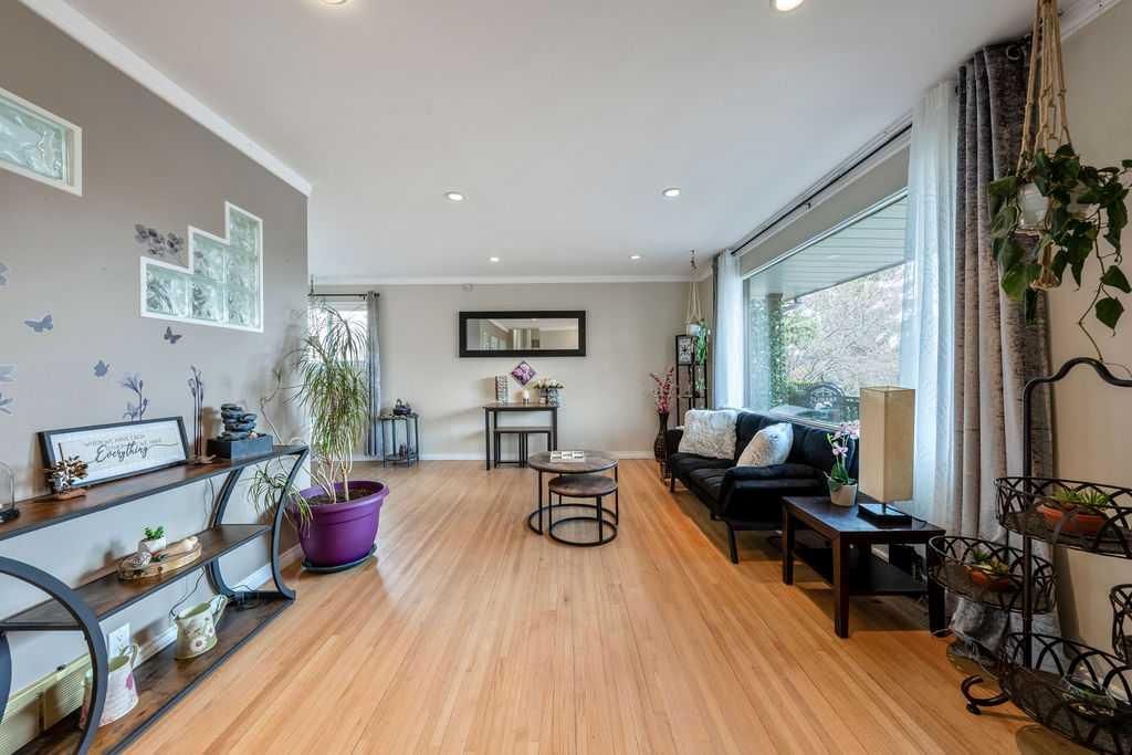 1441 Hunterbrook Road NW, Calgary — photo 5 of 42