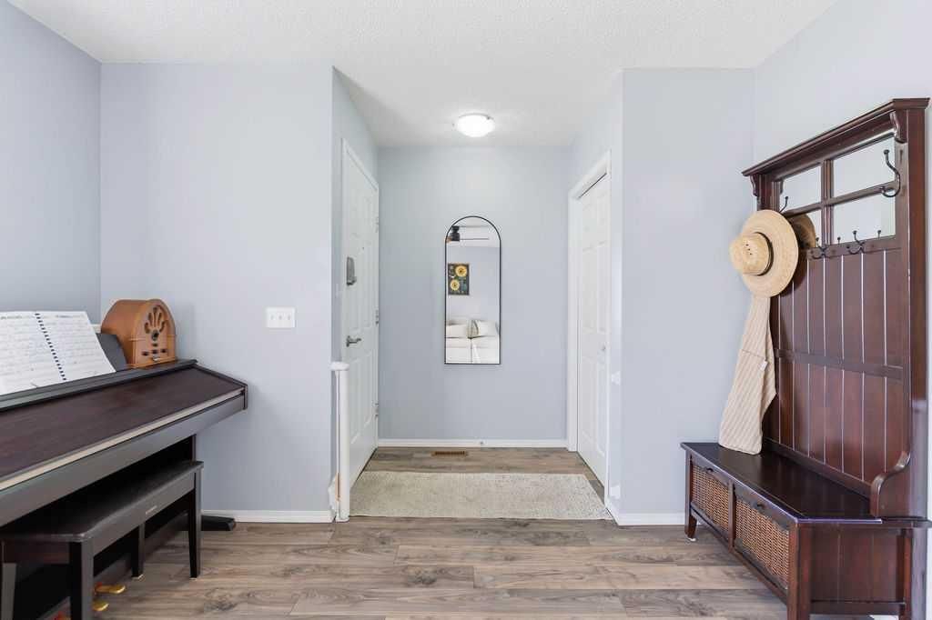 111 Shawglen Road SW, Calgary — photo 4 of 47