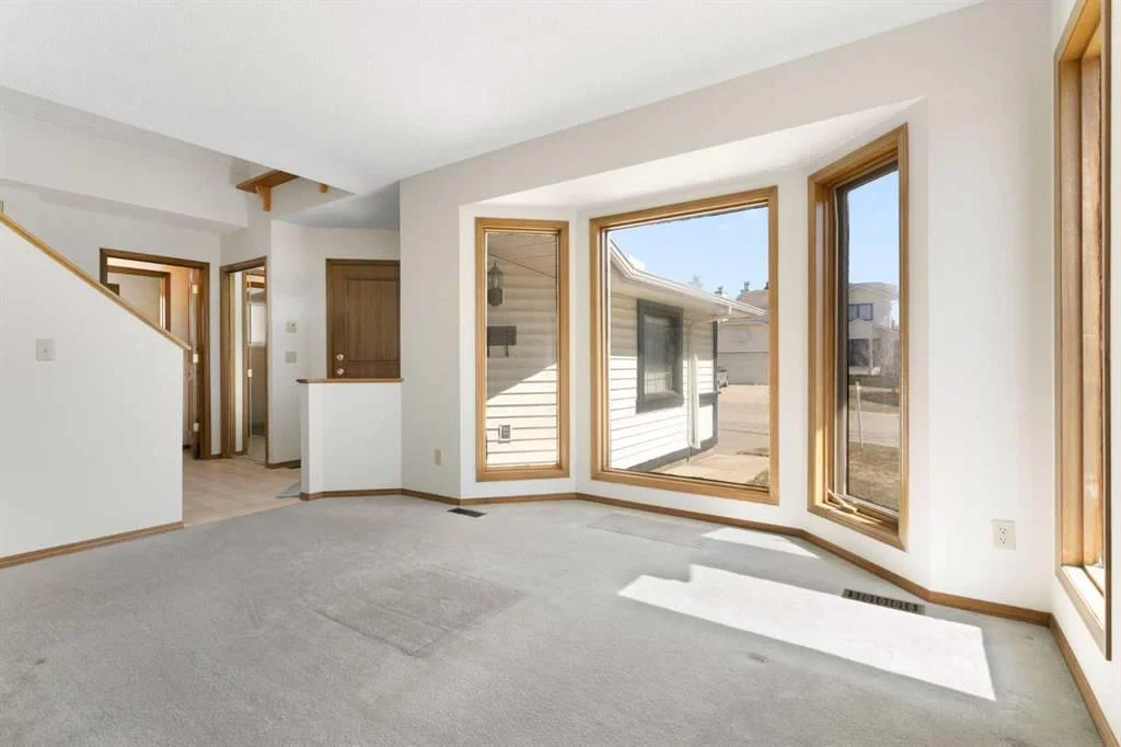 190 Hawkville Close NW, Calgary — photo 5 of 50