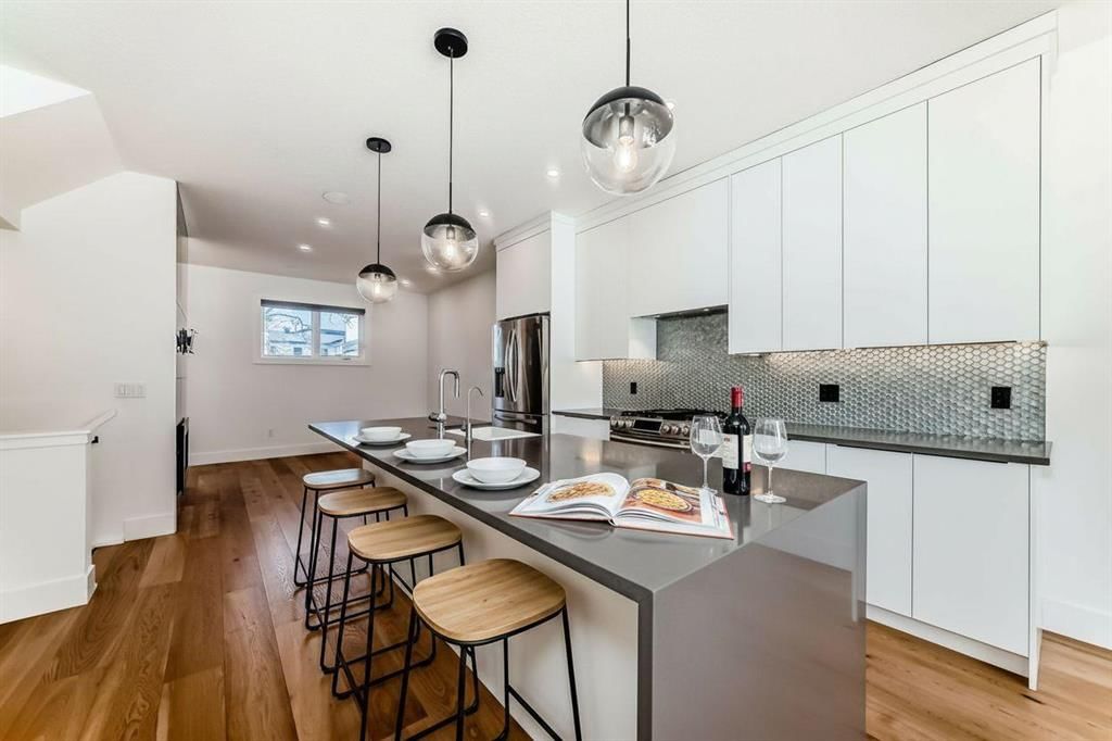 3704 28 Avenue SW, Calgary — photo 3 of 50