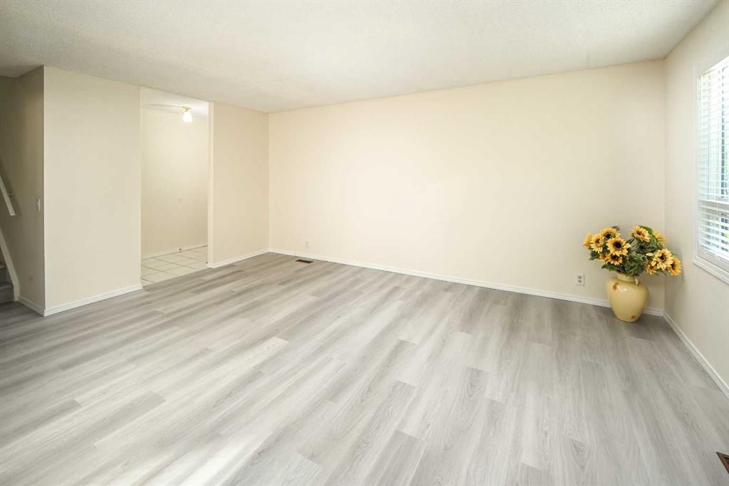 20 Bernard Way NW, Calgary — photo 3 of 28