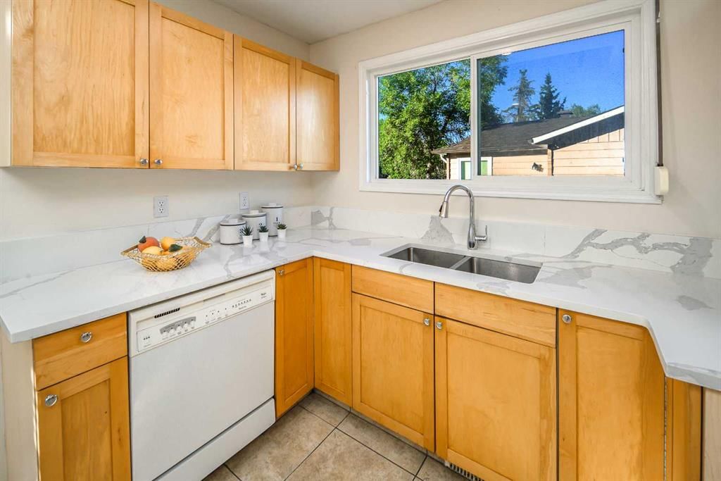 20 Bernard Way NW, Calgary — photo 5 of 28